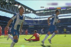 西甲赛场上巴塞罗那3-0完胜比利亚雷亚尔，莱万双响助巴萨领跑积分榜